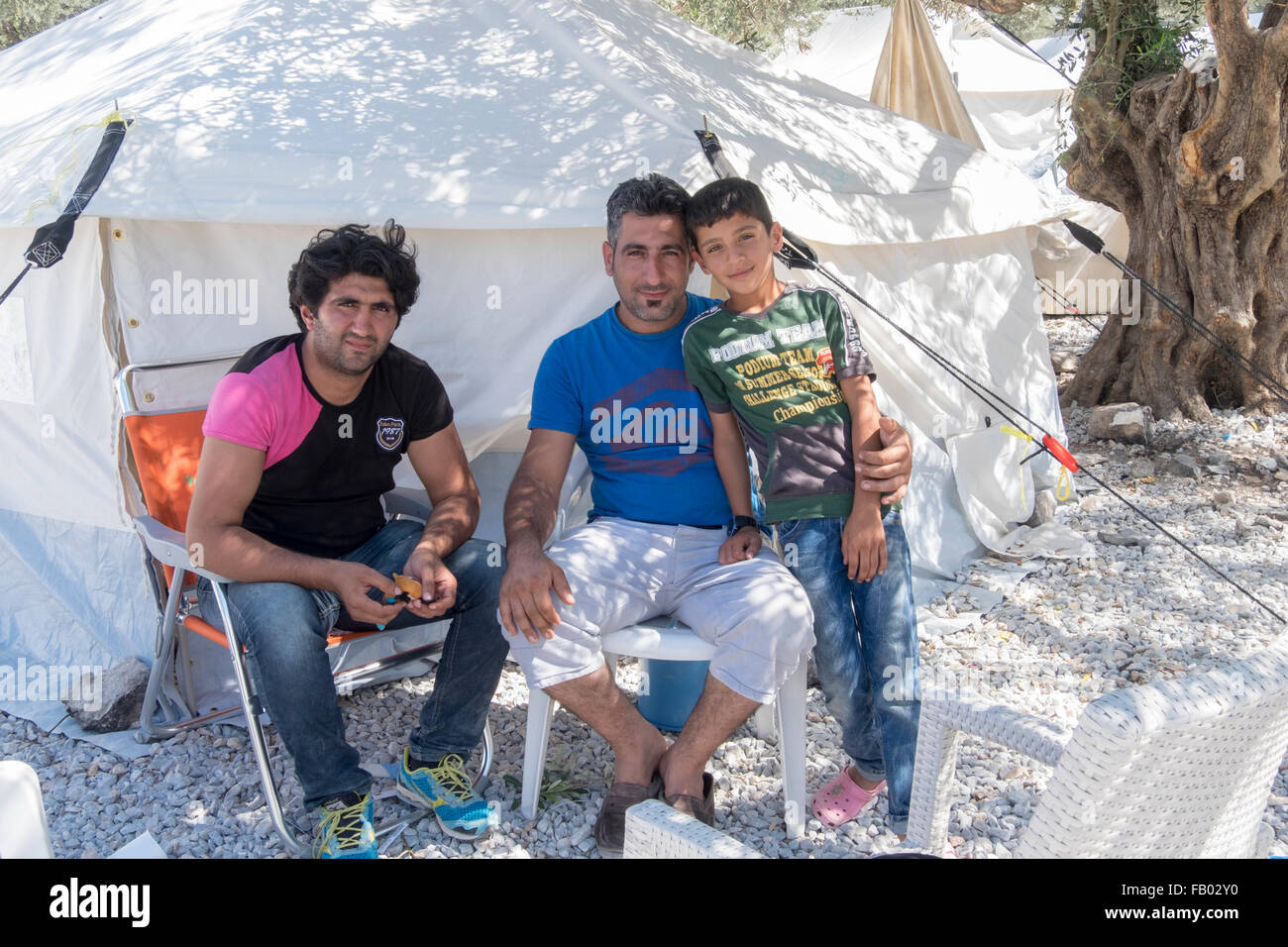 Réfugiés syriens trouver un abri temporaire dans le camp de réfugiés de Kara Tepe sur l'île de Lesbos, après la traversée de la Turquie. Banque D'Images