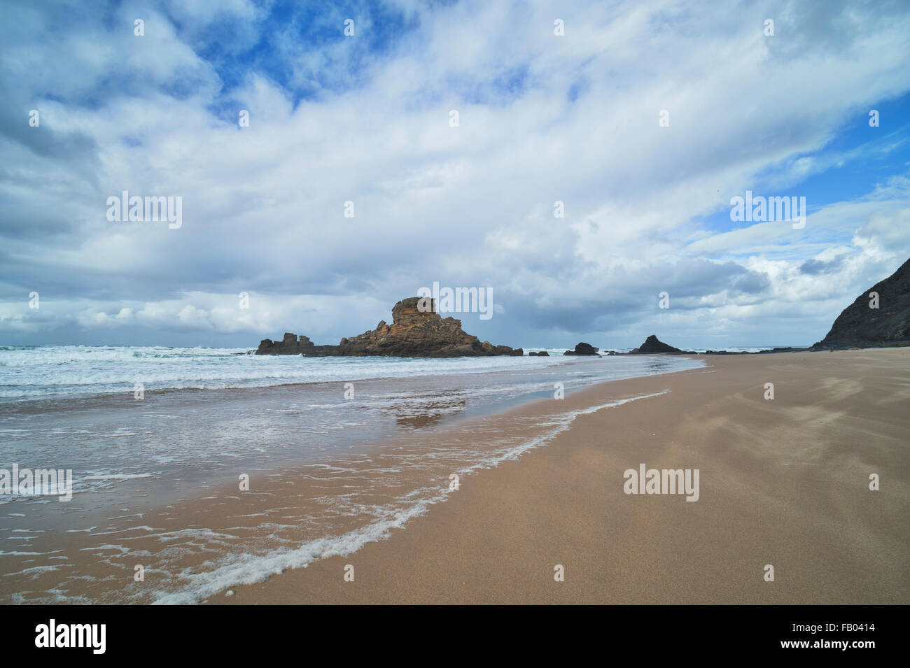 Ciel au-dessus de la plage sauvage Amado, Carrapateira, Algarve, Portugal, Banque D'Images
