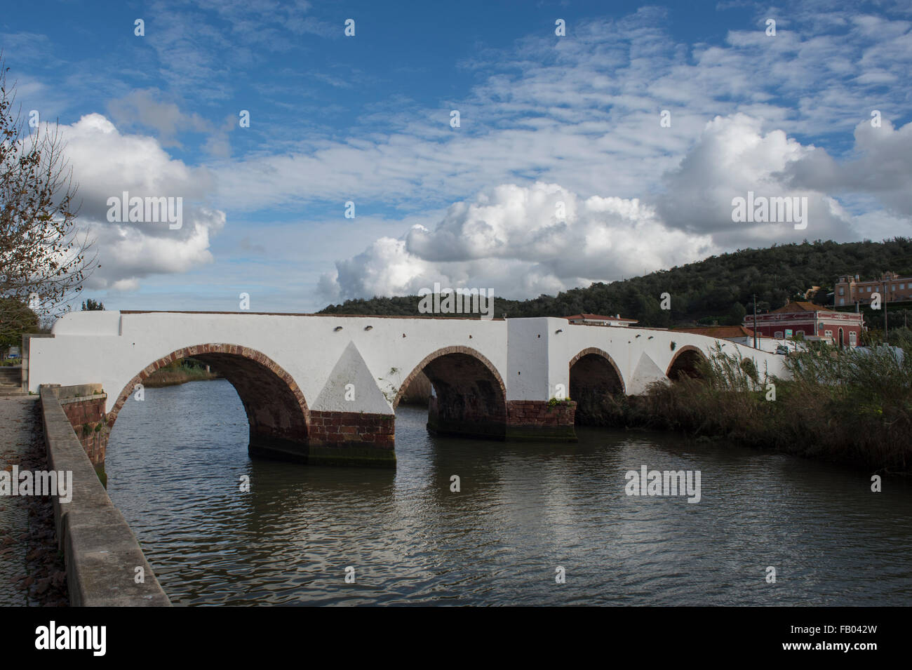 Le pont romain, également connu sous le nom de l'ancien pont, Albufeira, Algarve, Portugal Banque D'Images