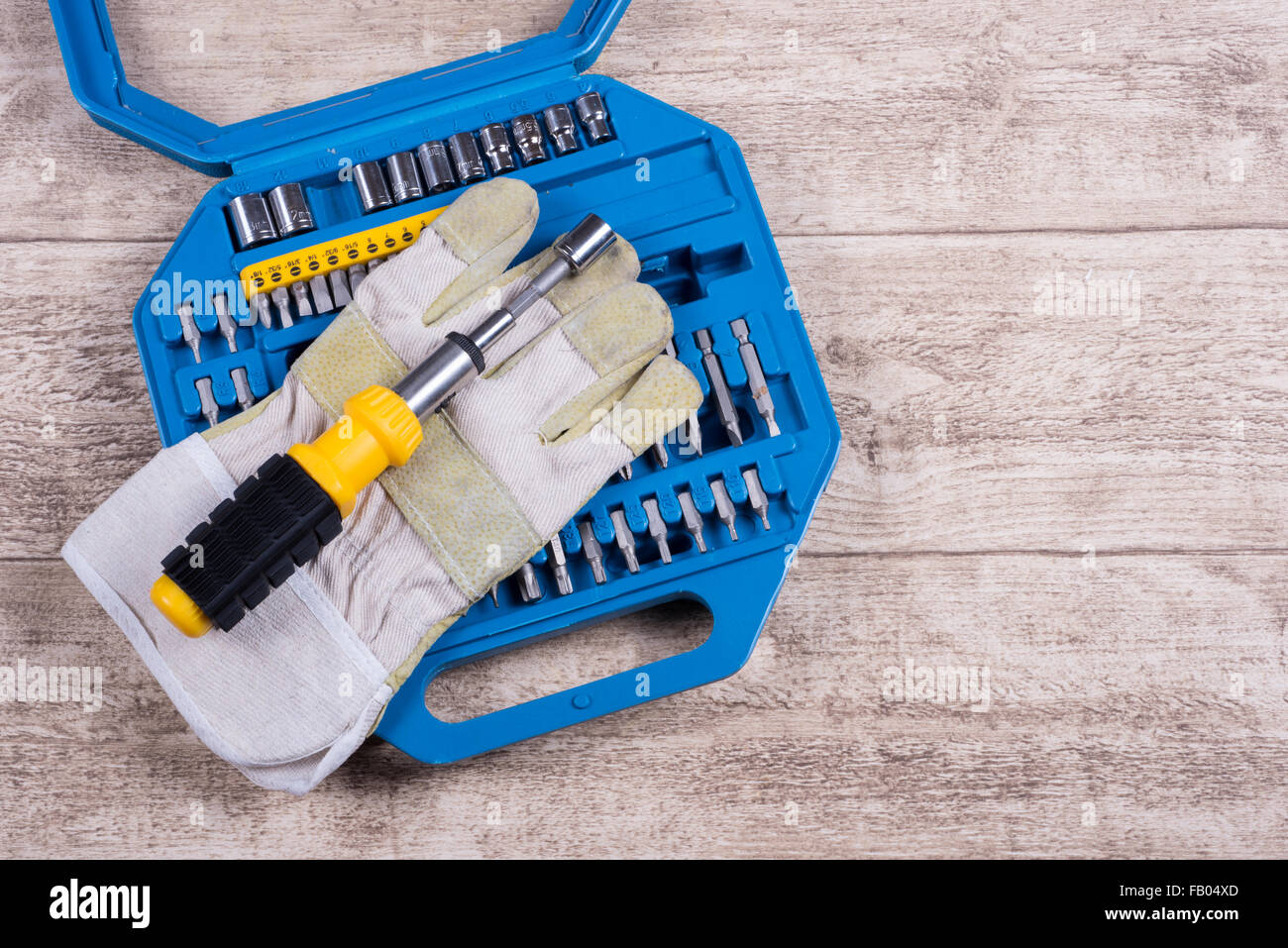 Outils en acier et gant de travail sur une table en bois Banque D'Images