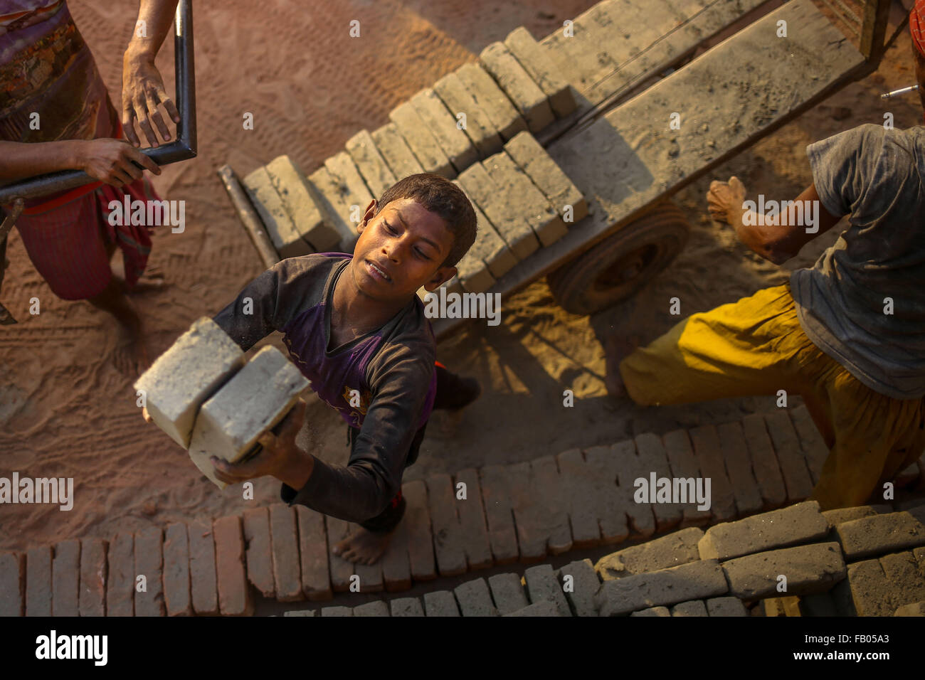 Dhaka, Bangladesh. 23 Nov, 2015. SAGOR est jeune garçon de 12 ans qui travaille dans une cour et la fabrication de briques gagne environ 2,5 USD par jour. Il a terminé la quatrième année à l'école, avant de venir travailler à l'usine de briques. Ses parents travaillent également dans la même cour la fabrication de briques. (Crédit Image : © Mohammad Ponir Hossain/zReportage.com via ZUMA Press) Banque D'Images