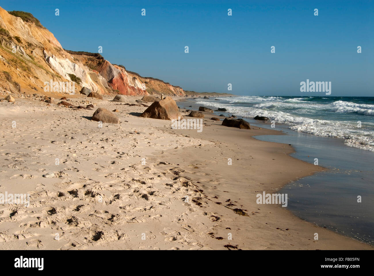 Empreintes sur Moshup Beach, dans un quartier calme en début de soirée d'été dans l'île de Martha's Vineyard dans le Massachusetts. Il est Wampanoag terres tribales. Banque D'Images