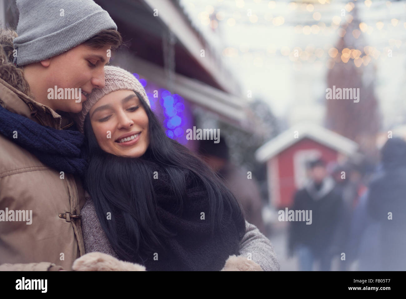 Joli jeune couple sur marché de Noël Banque D'Images