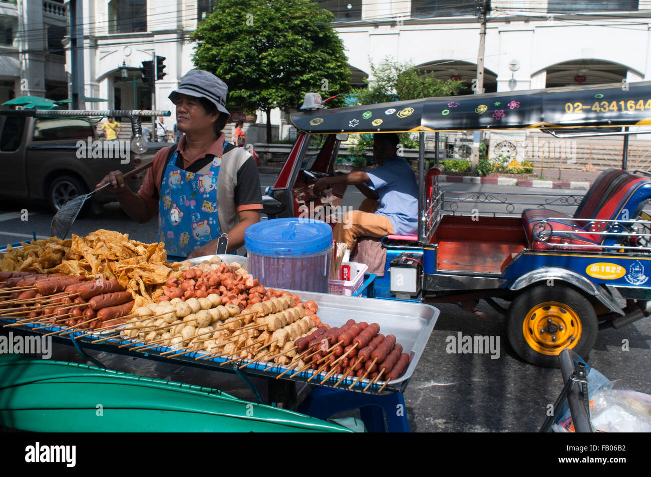 Porc et saucisses barbecue à vendre en face du Grand Palais à Bangkok, Thaïlande. Saucisses Thaï épicé grillé prêt sur les brochettes, Bangkok, Thaïlande Banque D'Images