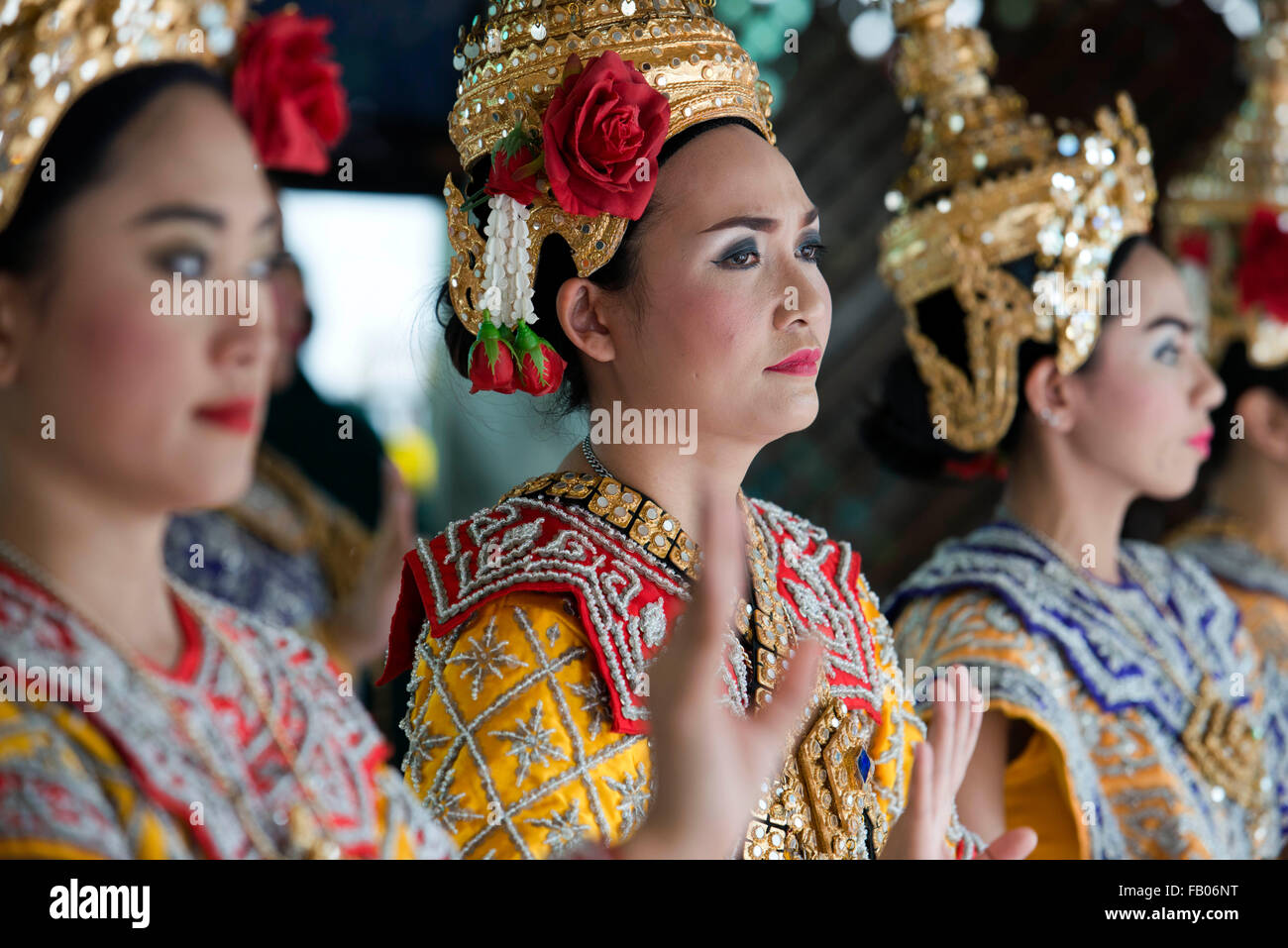 Danseurs dans sanctuaire d'Erawan. Bangkok. La Thaïlande. Sanctuaire d'Erawan à Bangkok est Brahman, pas strictement Bouddhiste. Et pourtant, ce fameux sh Banque D'Images