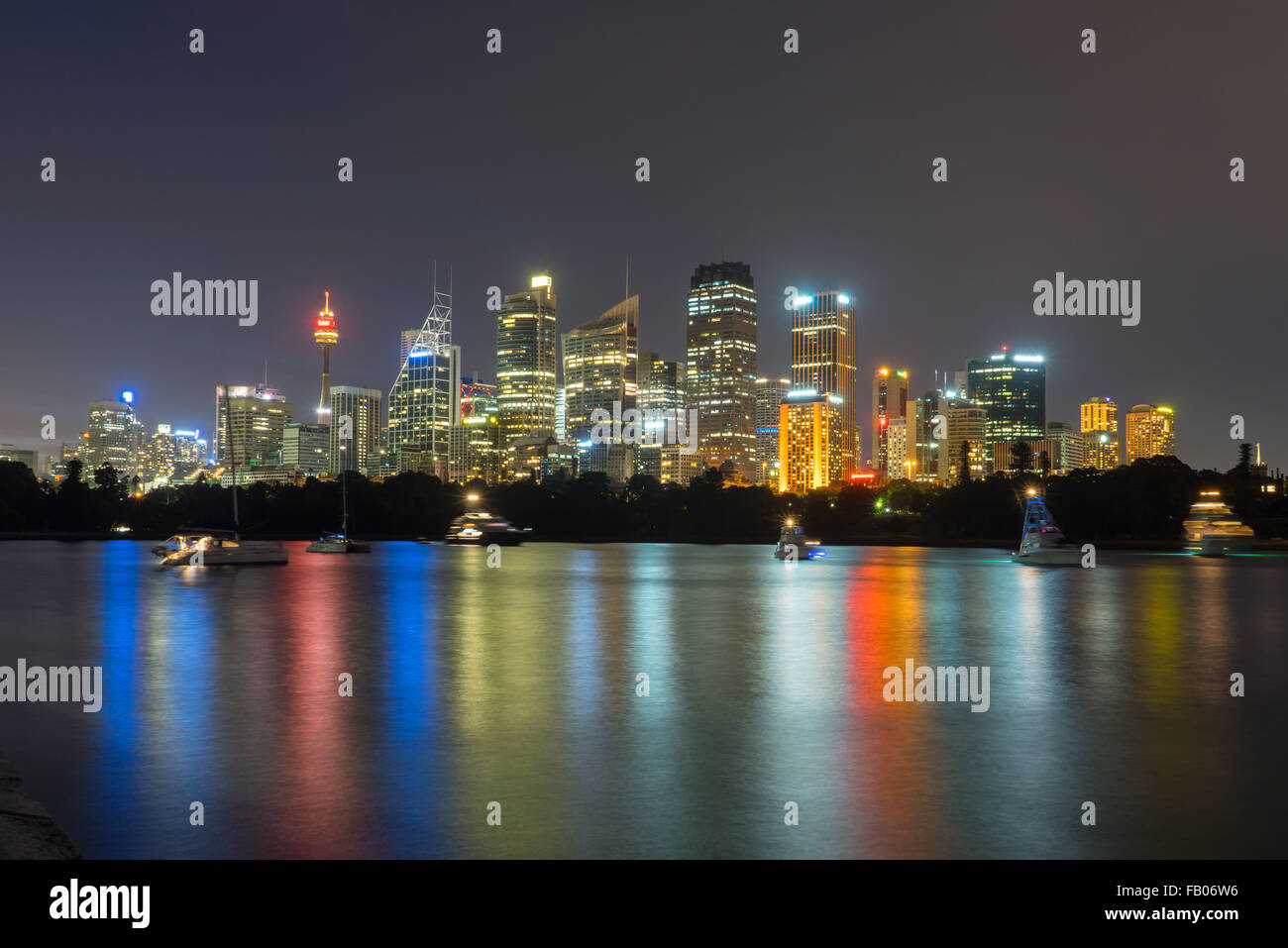 Belle scène de colorful Sydney city skyline at night avec réflexion Banque D'Images