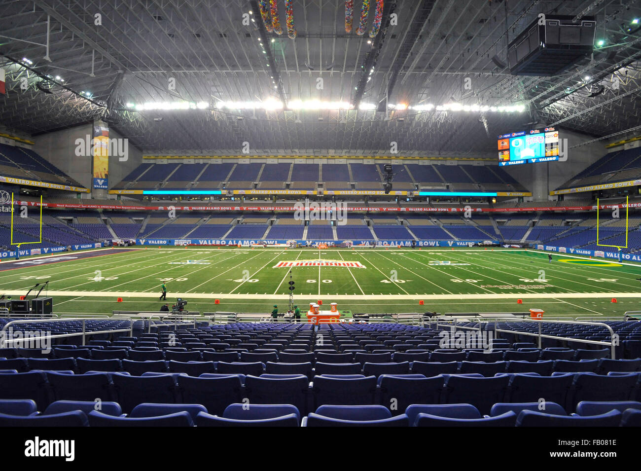 Les heures supplémentaires. 09Th Jan, 2016. Un champ vide et se tient avant le début d'un match de football NCAA college dans l'Alamo Bowl entre le Valero TCU Horned Frogs et canards de l'Oregon à l'Alamodome de San Antonio, Texas. TCU a gagné 47-41 en prolongation. McAfee Austin/CSM/Alamy Live News Banque D'Images