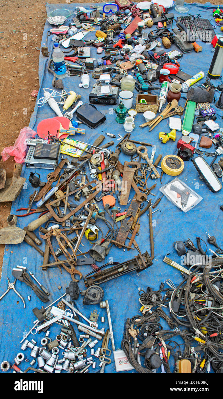 Bon nombre des anciens outils et les clés pour le marché aux puces est en attente de clients. Banque D'Images
