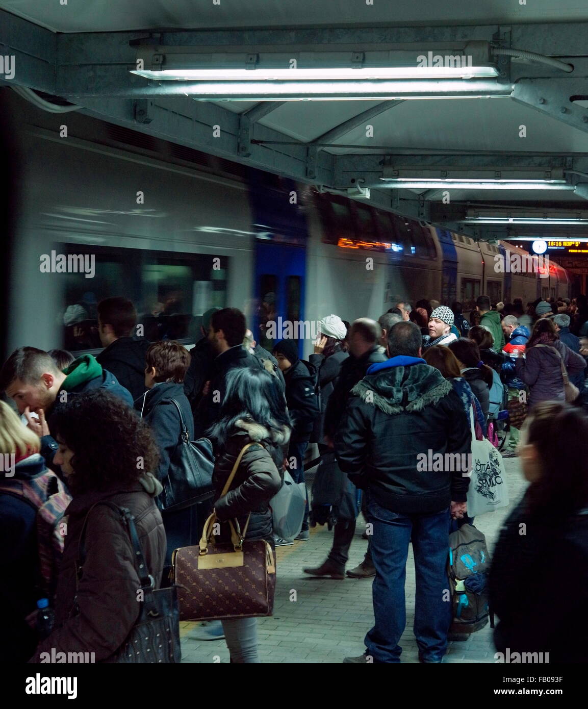 AJAXNETPHOTO. Décembre, 2015. ROME, ITALIE. - TRAIN DE VOYAGEURS - PASSAGERS FOULE LA PLATE-FORME À LA STATION COLOSSEO COMME UN TRAIN DE BANLIEUE ARRIVE. PHOTO:JONATHAN EASTLAND/AJAX REF:75727 GX151012 Banque D'Images