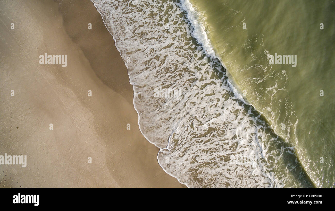 Vue aérienne des vagues sur le rivage à Melbourne Beach, en Floride Banque D'Images