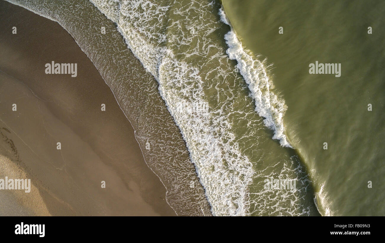 Vue aérienne des vagues sur le rivage à Melbourne Beach, en Floride Banque D'Images