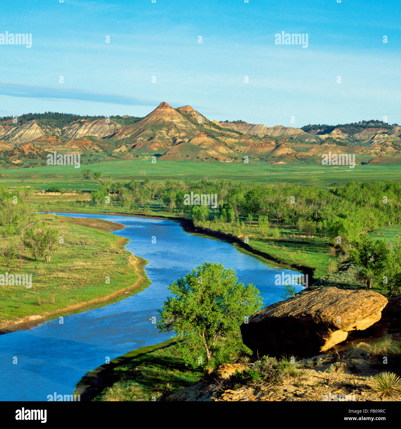 La rivière de la poudre et badlands près de broadus, Montana Banque D'Images