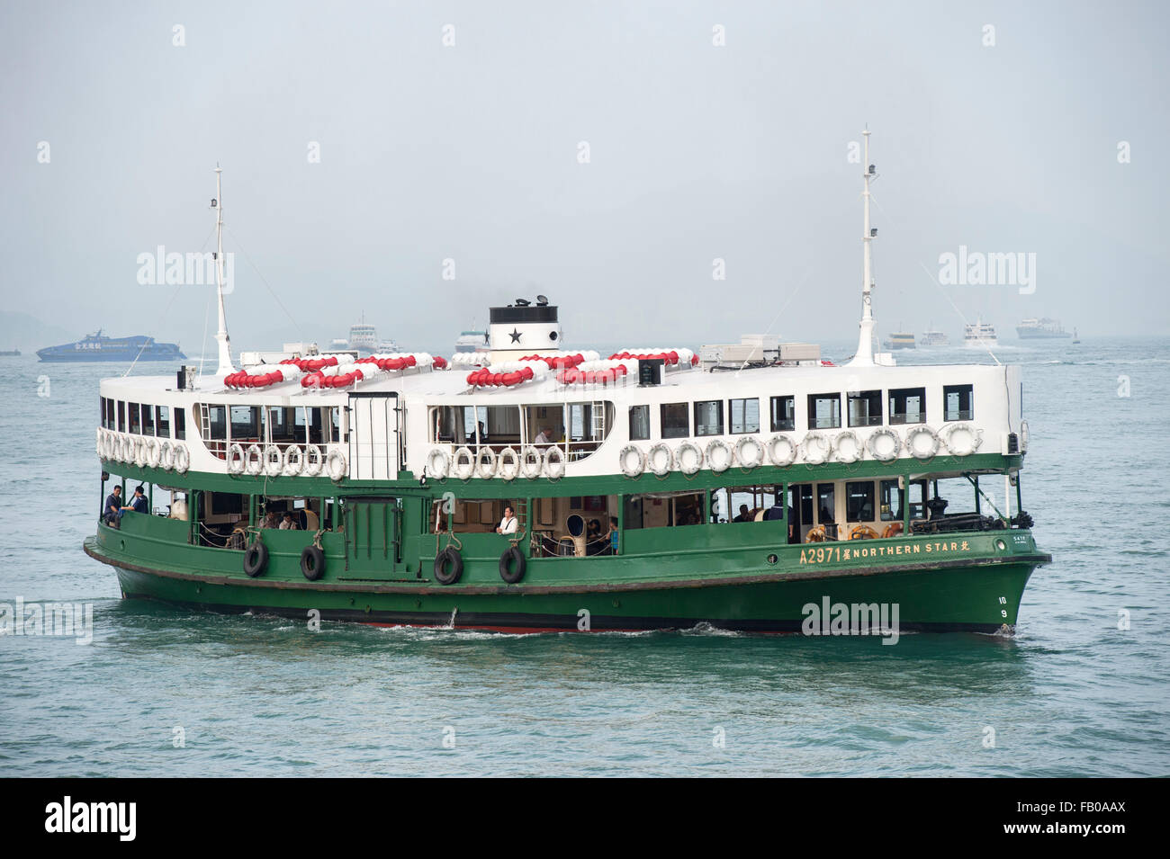 Le Star Ferry du nord partie de la Hong Kong Star Ferry sur le port de Victoria entre le centre de l'île de Hong Kong et Tsim Sha Shui Banque D'Images