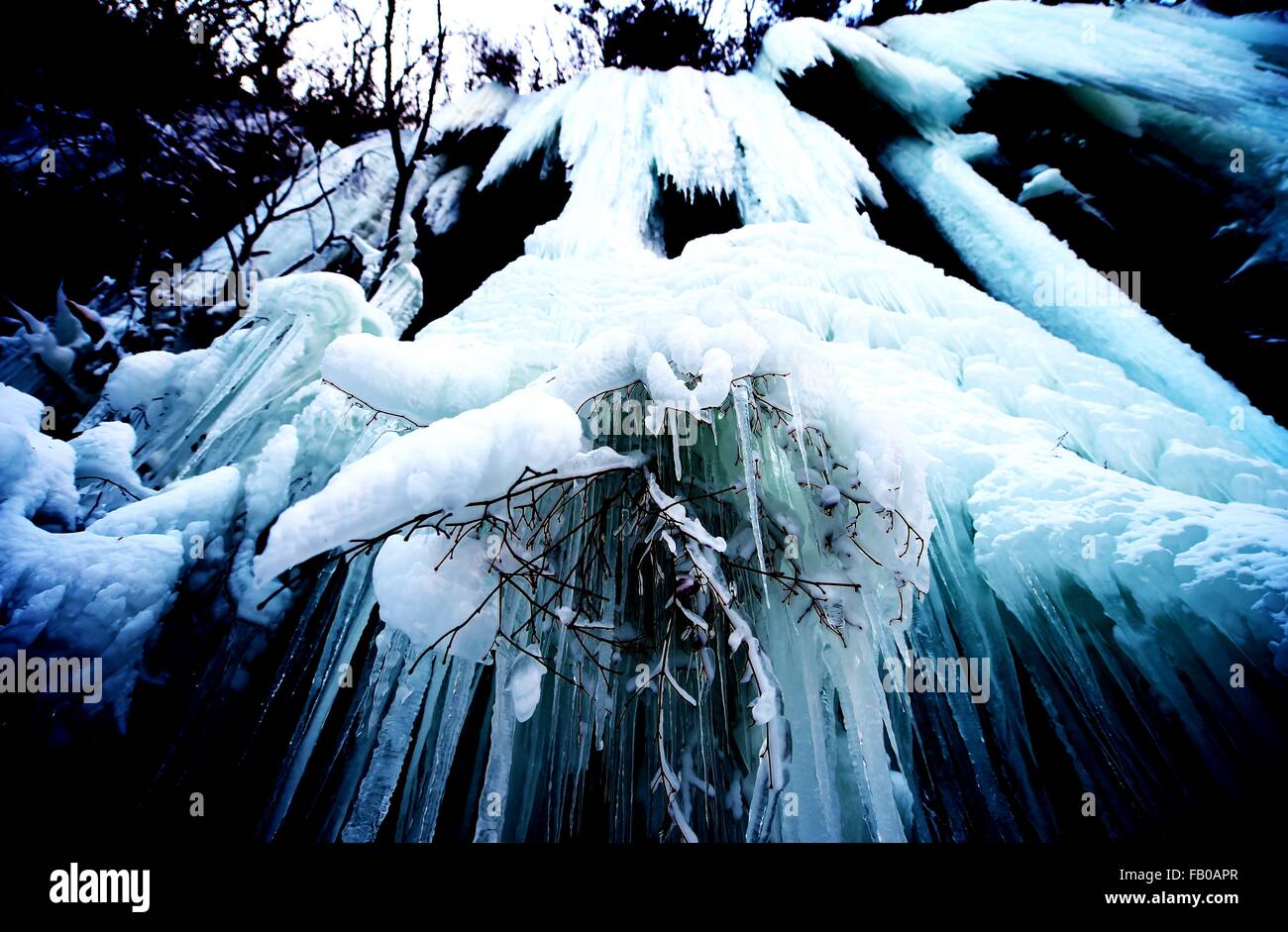 Benxi. 6 janvier, 2016. Photo prise le 6 janvier 2016 montre les paysages de cascades de glace à l'Guanmen Mountain scenic spot à Shenyang City, Liaoning Province du nord-est de la Chine. Cascades de glace ici a attiré un bon nombre de touristes. Crédit : Yang Qing/Xinhua/Alamy Live News Banque D'Images