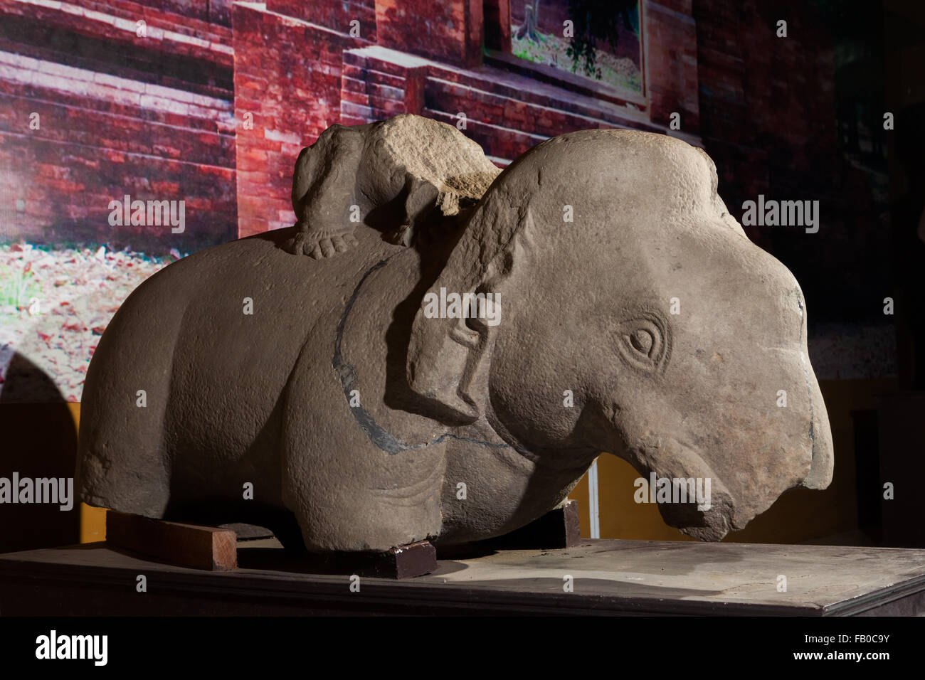 Statue d'un lion sur un éléphant au musée Muara Jambi dans le village de Muaro Jambi, Maro Sebo, Muaro Jambi regency, Jambi, Indonésie. Banque D'Images