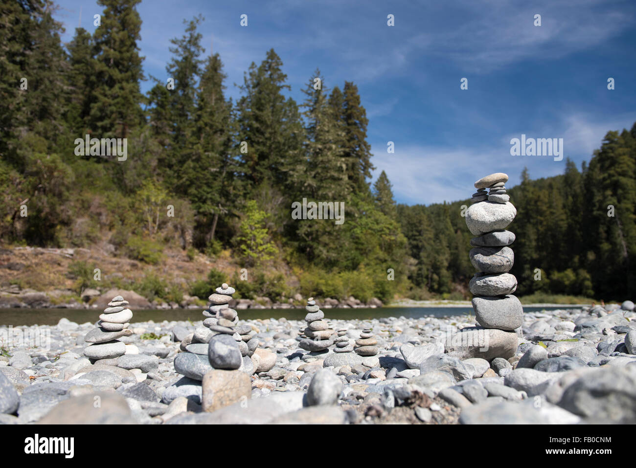 Des cairns sur le lit de la rivière à Jebediah Smith Smith Redwoods State Park dans le Nord de la Californie, USA. Banque D'Images Des cairns sur le lit de la rivière à Jebediah Smith Smith Redwoods State Park dans le Nord de la Californie, USA. Banque D'Images