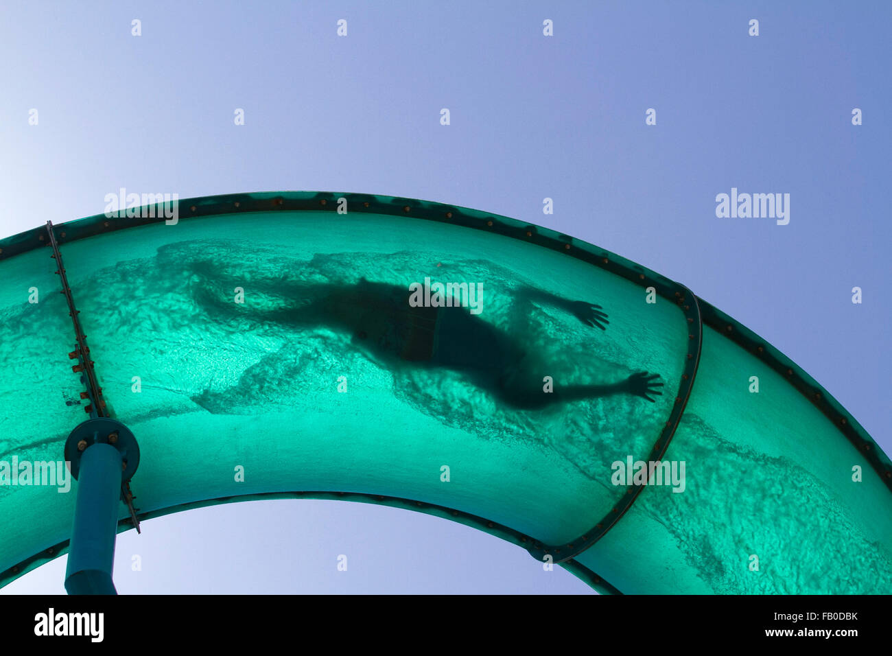 Adélaïde, Australie. 07Th Jan, 2016. Silhouettes humaines dans diverses contorsions comme personnes descendre un toboggan géant à Glenelg Adelaide en été : Crédit amer ghazzal/Alamy Live News Banque D'Images