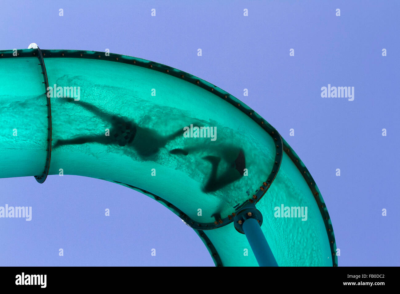 Adélaïde, Australie. 07Th Jan, 2016. Silhouettes humaines dans diverses contorsions comme personnes descendre un toboggan géant à Glenelg Adelaide en été : Crédit amer ghazzal/Alamy Live News Banque D'Images