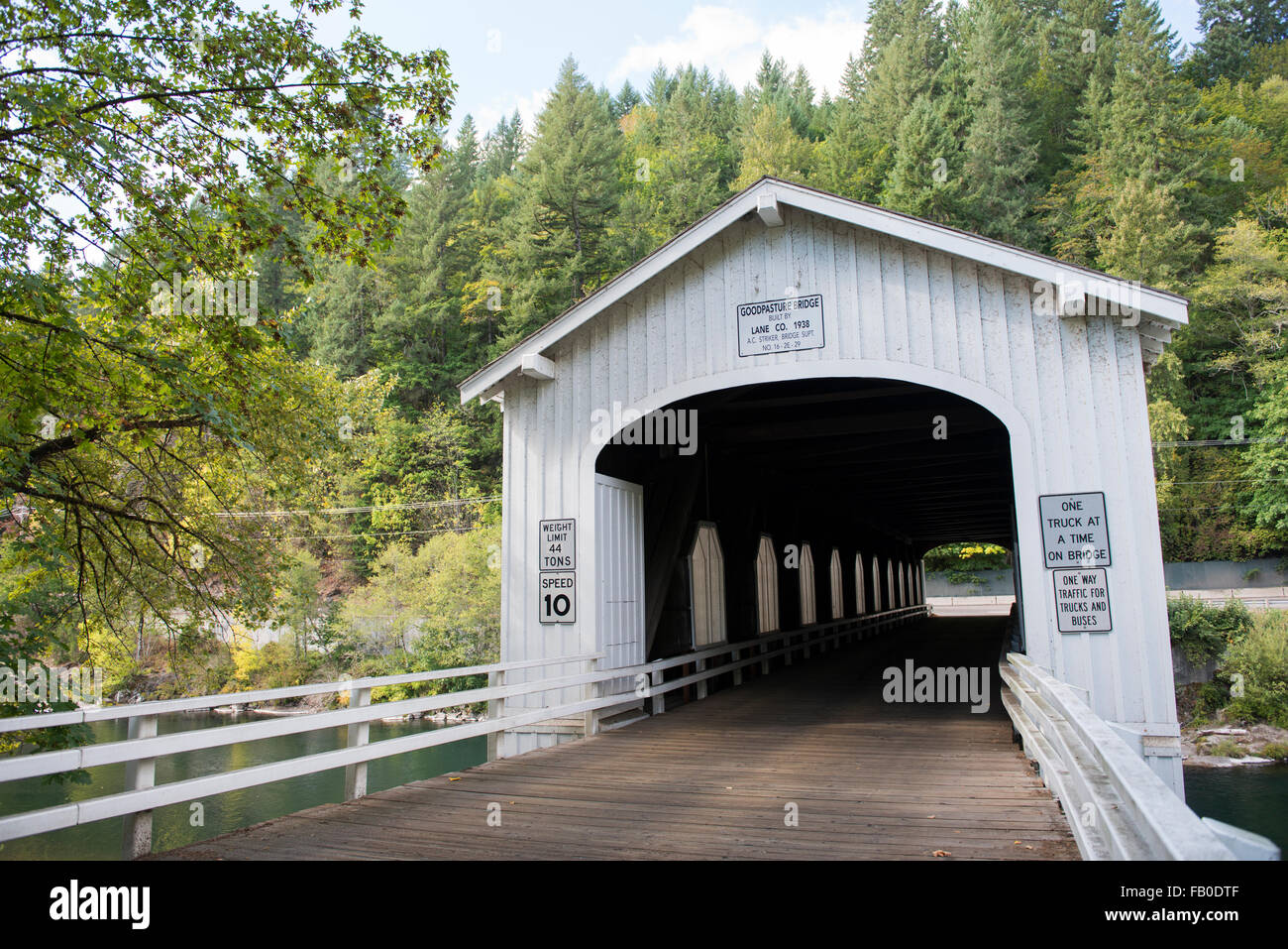 Situé près de la rivière McKenzie l'autoroute près de Vida, le pont de Goodpasture est l'un des plus populaires ponts couverts dans l'Oregon. Banque D'Images Situé près de la rivière McKenzie l'autoroute près de Vida, le pont de Goodpasture est l'un des plus populaires ponts couverts dans l'Oregon. Banque D'Images
