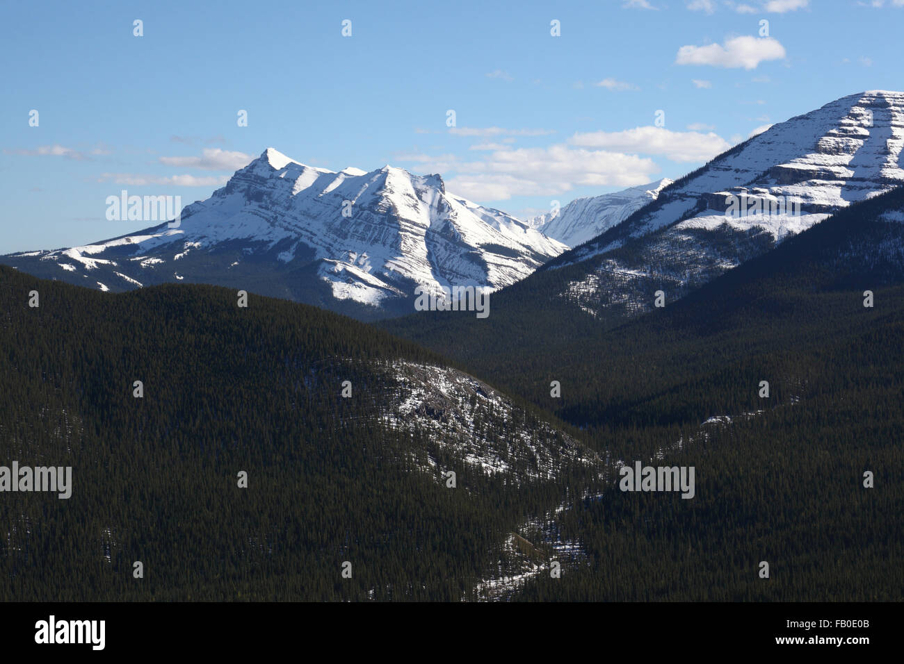 Sommets et vallées profondes des Rocheuses canadiennes dans la région de Kananaskis Banque D'Images