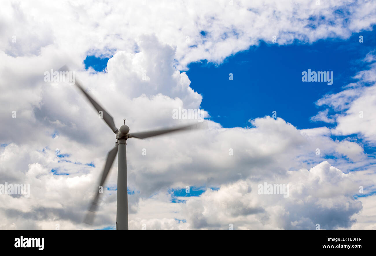 Générateur d'énergie éolienne avec lames en rotation Banque D'Images