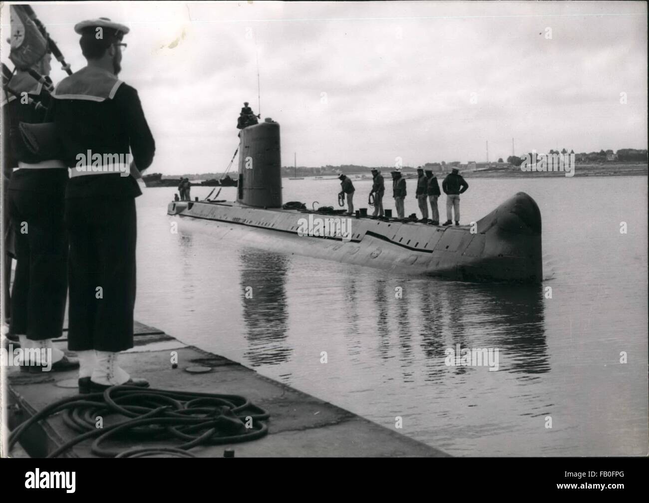 1958 - Nouveau sous-marin : Le sous-marin ''apne'' est arrivé hier à Lorient, Bretagne en venant de Toulon, dans le sud de la France. C'est le premier d'une série de 9 ''hautes performances sous-marin.'' la ''apne'' sera ainsi parfaitement équipés pour aller sous l'eau dans un silence total et passera beaucoup plus vite que d'habitude de sous-marins. La photo montre la accueillis par le ''S, binious, apne'' entre dans sa nouvelle base au Ménec, Lorient. © Keystone Photos USA/ZUMAPRESS.com/Alamy Live News Banque D'Images