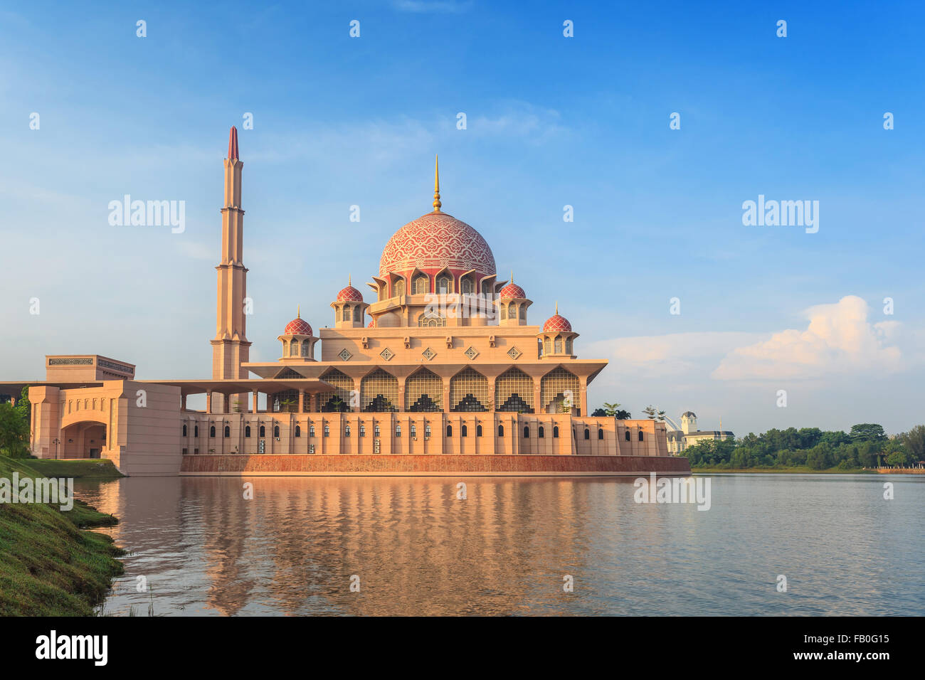 Mosquée Putra situé dans la ville de Putrajaya, Malaisie Banque D'Images