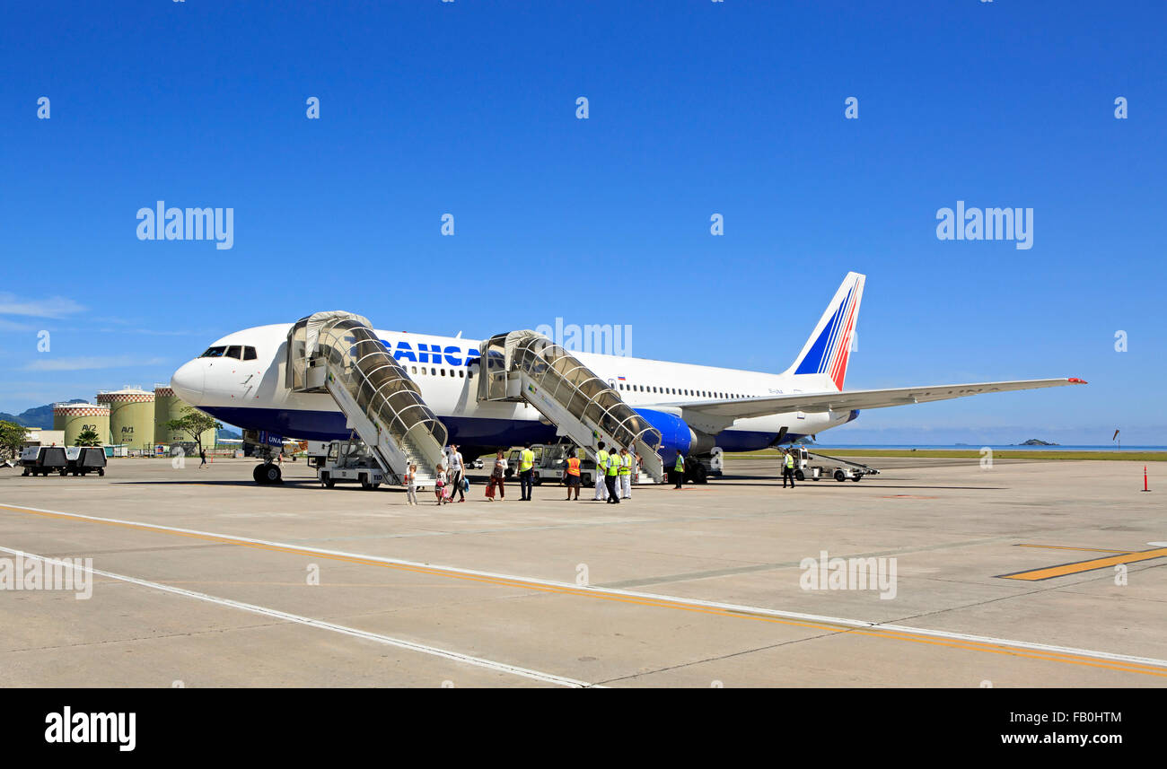 Transaero Airlines avion à l'Aéroport International des Seychelles sur l'île de Mahé. Banque D'Images