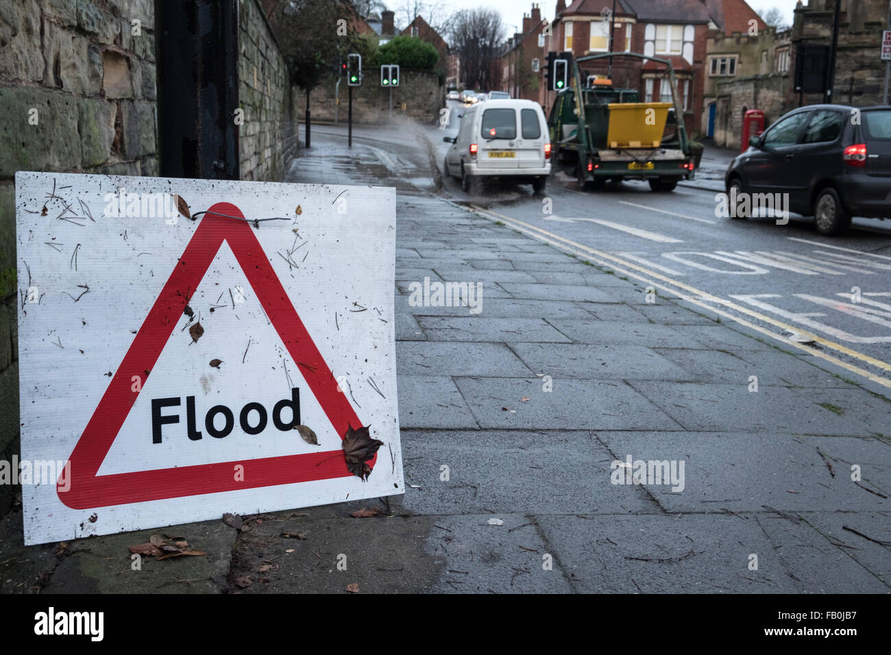 Signe d'inondation sur une route en hiver britannique Banque D'Images