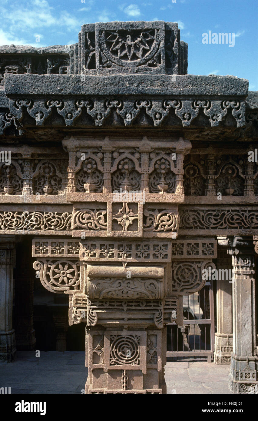 Grès complexe sculpture d'Adalaj Cage (1499) ou Vav à Adalaj, Gandhinagar, Gujarat, Inde Banque D'Images