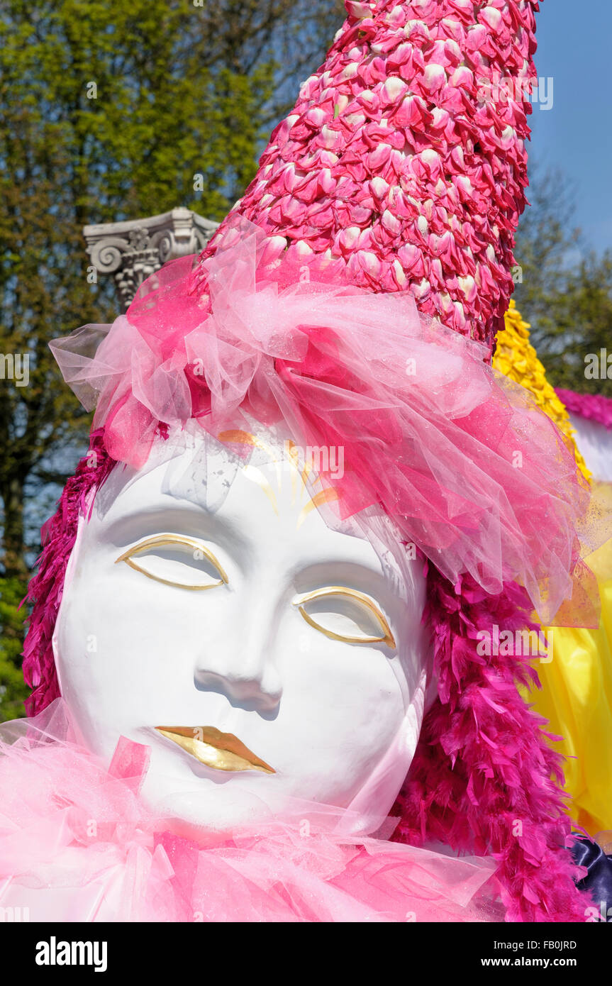 Close-up d'un mannequin visage décoré en utilisant tulipe rose pétales. 2013 Corso fleuri, Spalding, Lincolnshire, Angleterre, RU Banque D'Images