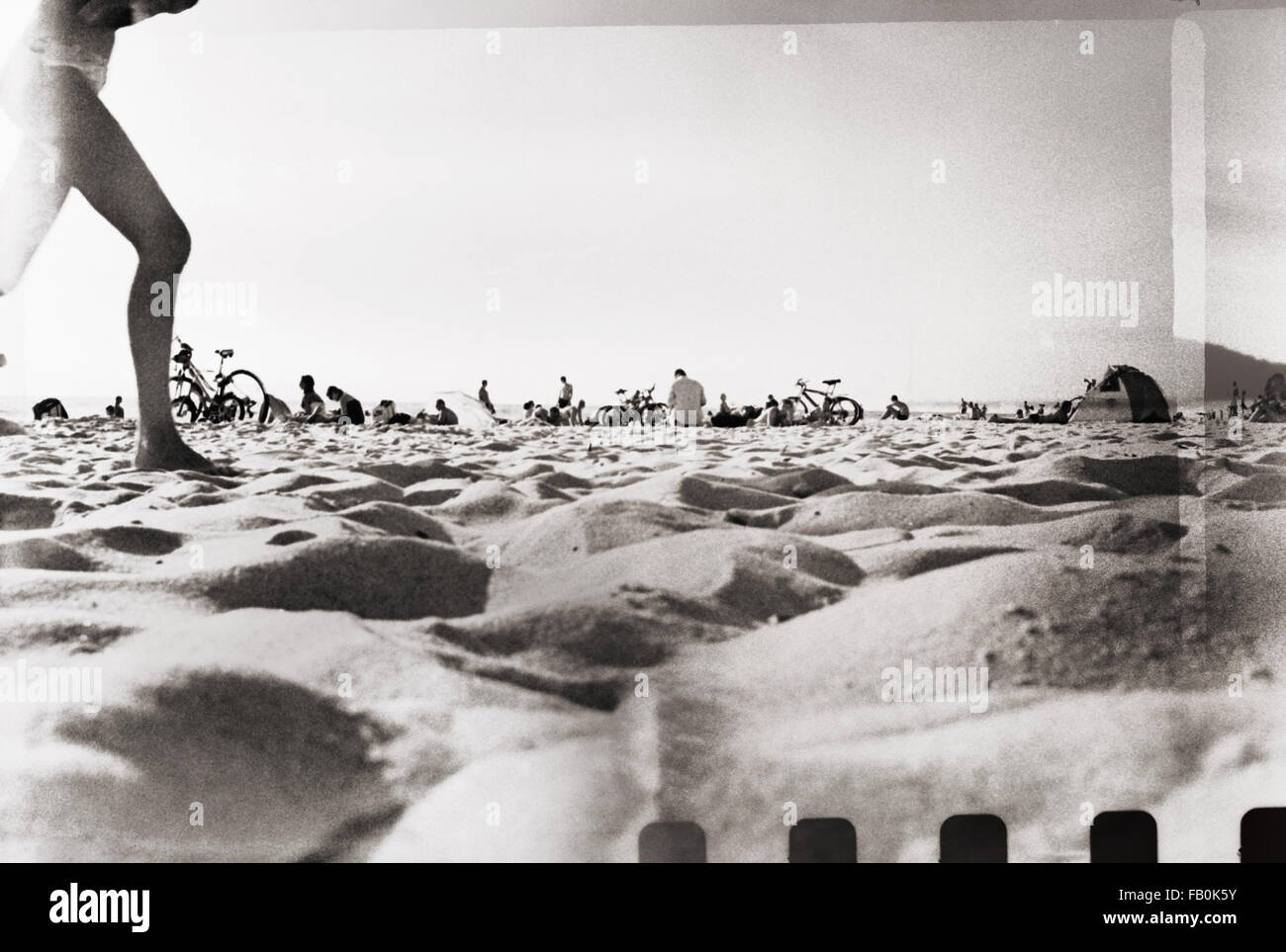 Retro photo film locations instantané. Journée ensoleillée sur la plage. Grain, flou, fuites de lumière ajoutée comme effet vintage. Banque D'Images