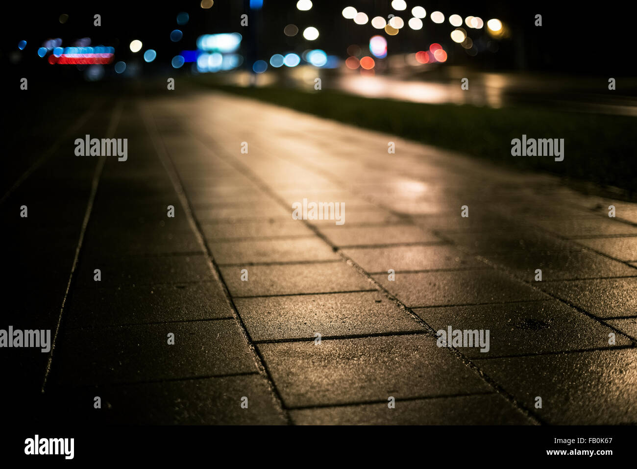 Résumé flou sombre contexte urbain. Ville la nuit. Profondeur de champ. Banque D'Images