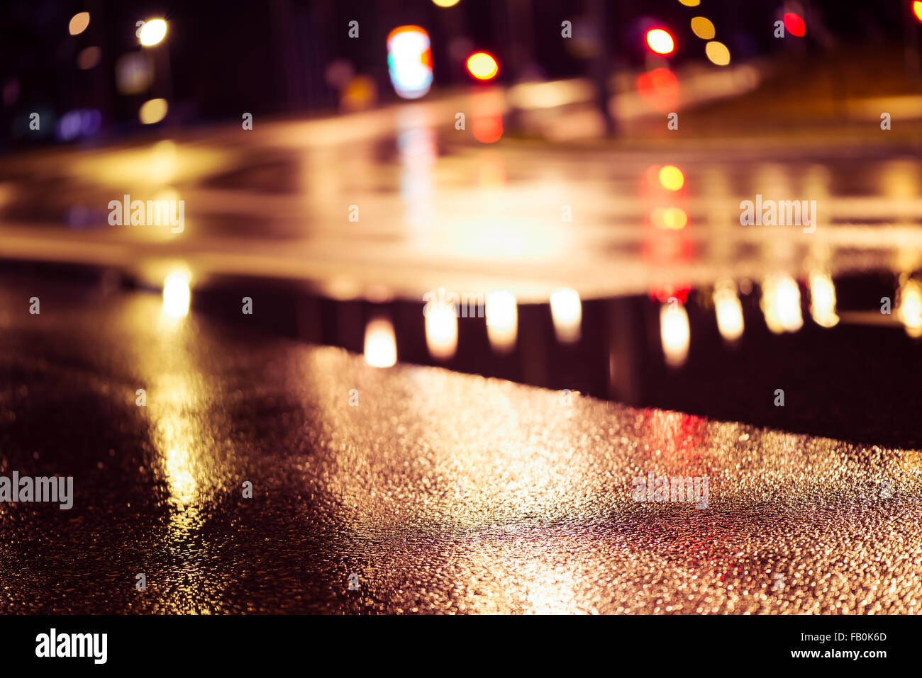 Résumé flou sombre contexte urbain. Route mouillée. Banque D'Images