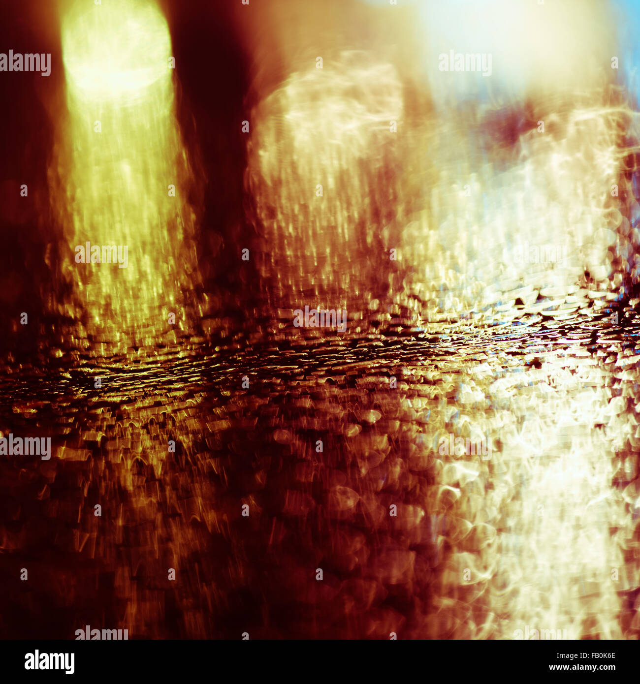 Résumé flou sombre contexte urbain. Route mouillée. Banque D'Images