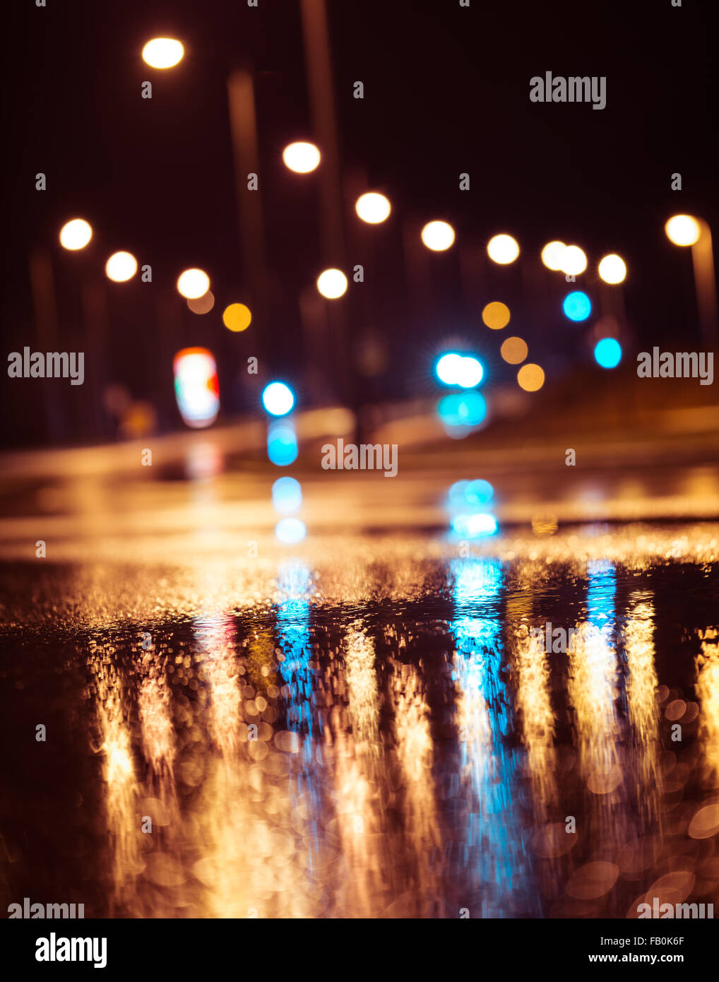 Résumé flou sombre contexte urbain. Route mouillée. Banque D'Images