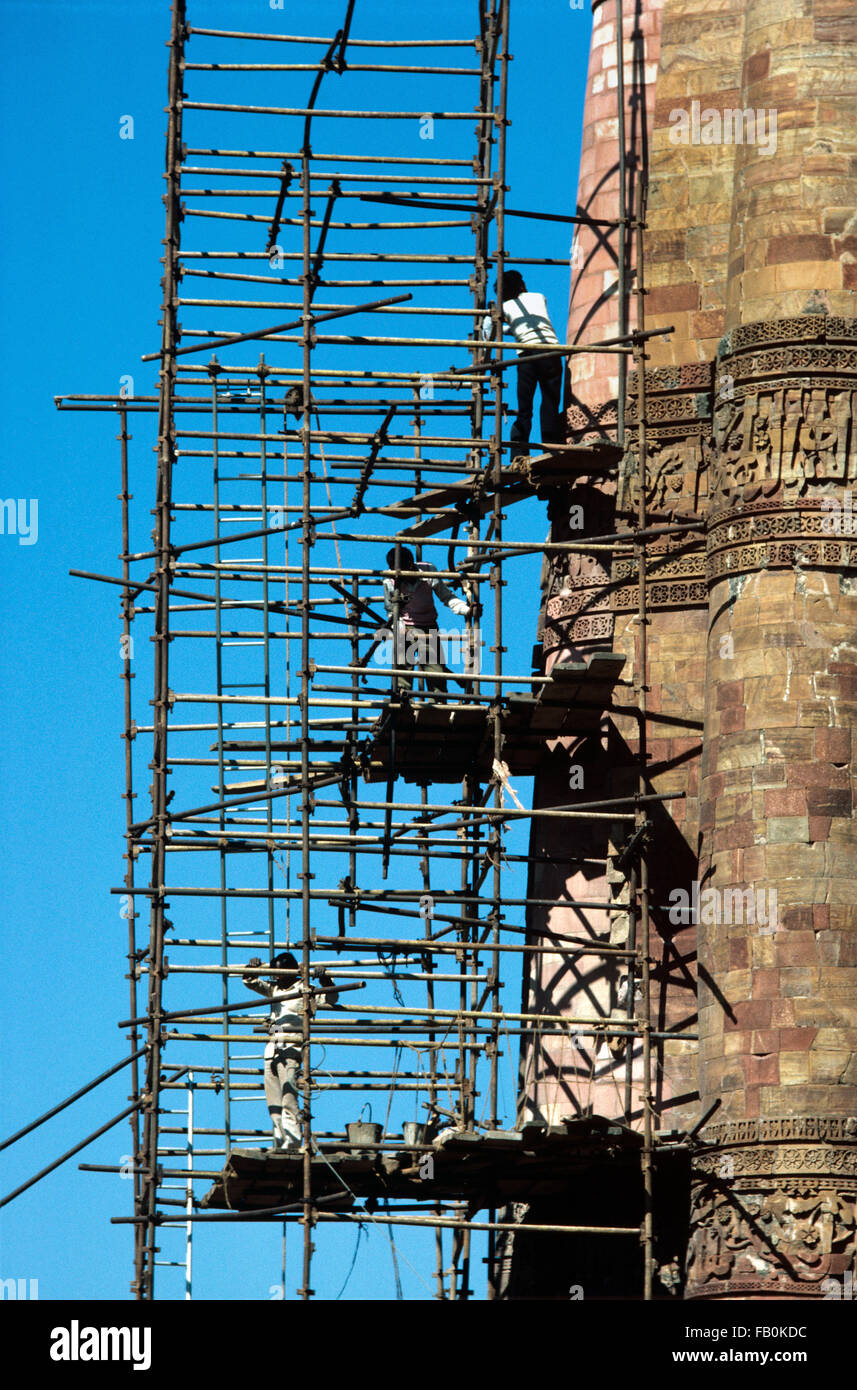 Les travailleurs du bâtiment historique de la restauration, Qutab Minar Qûtb Minâr ou Qutb Minar (1199) Tour de grès ou Minaret (dépêche écrite, Delhi, Inde Banque D'Images