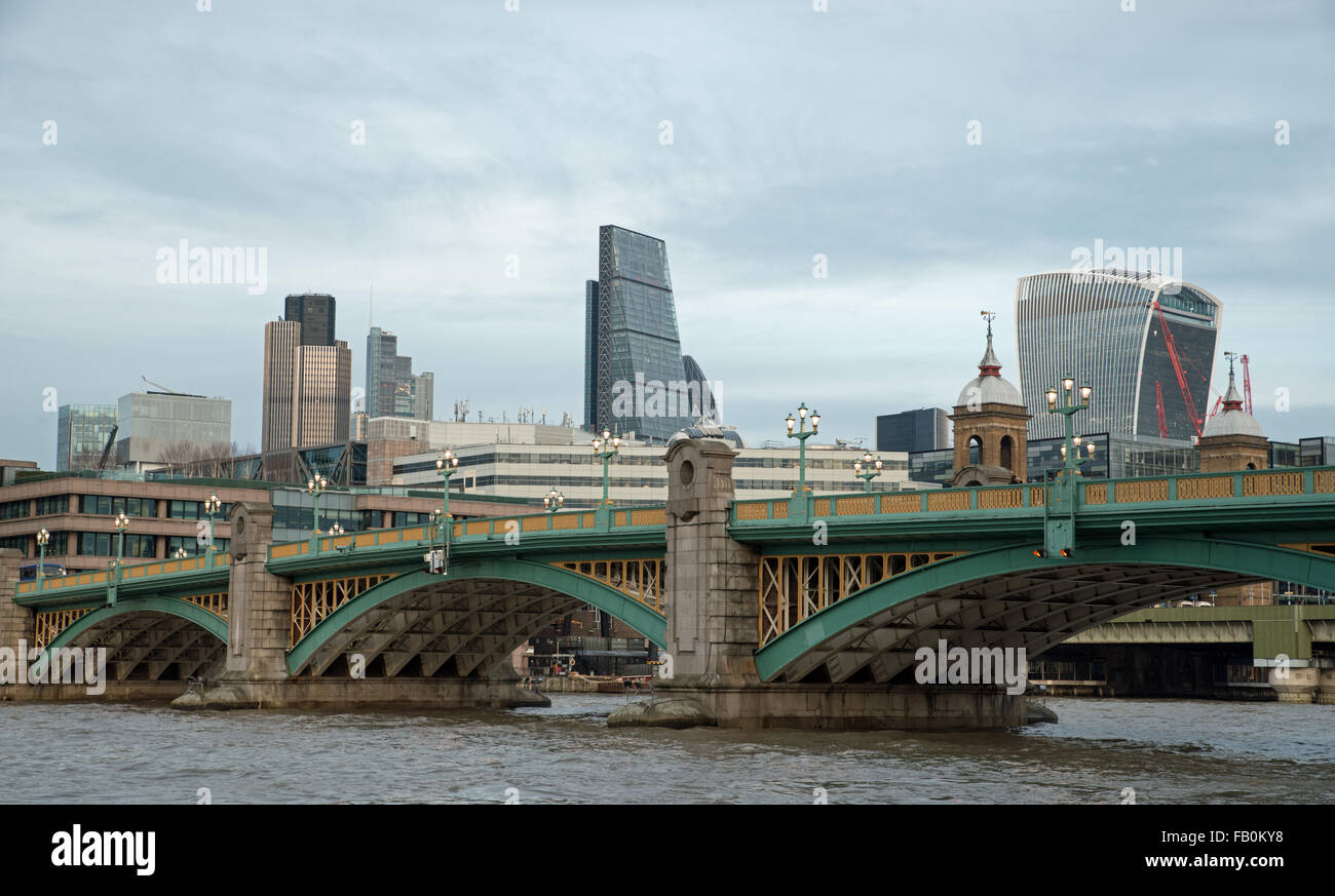 Pont sur la Tamise, avec la ville de Londres, Royaume-Uni Banque D'Images