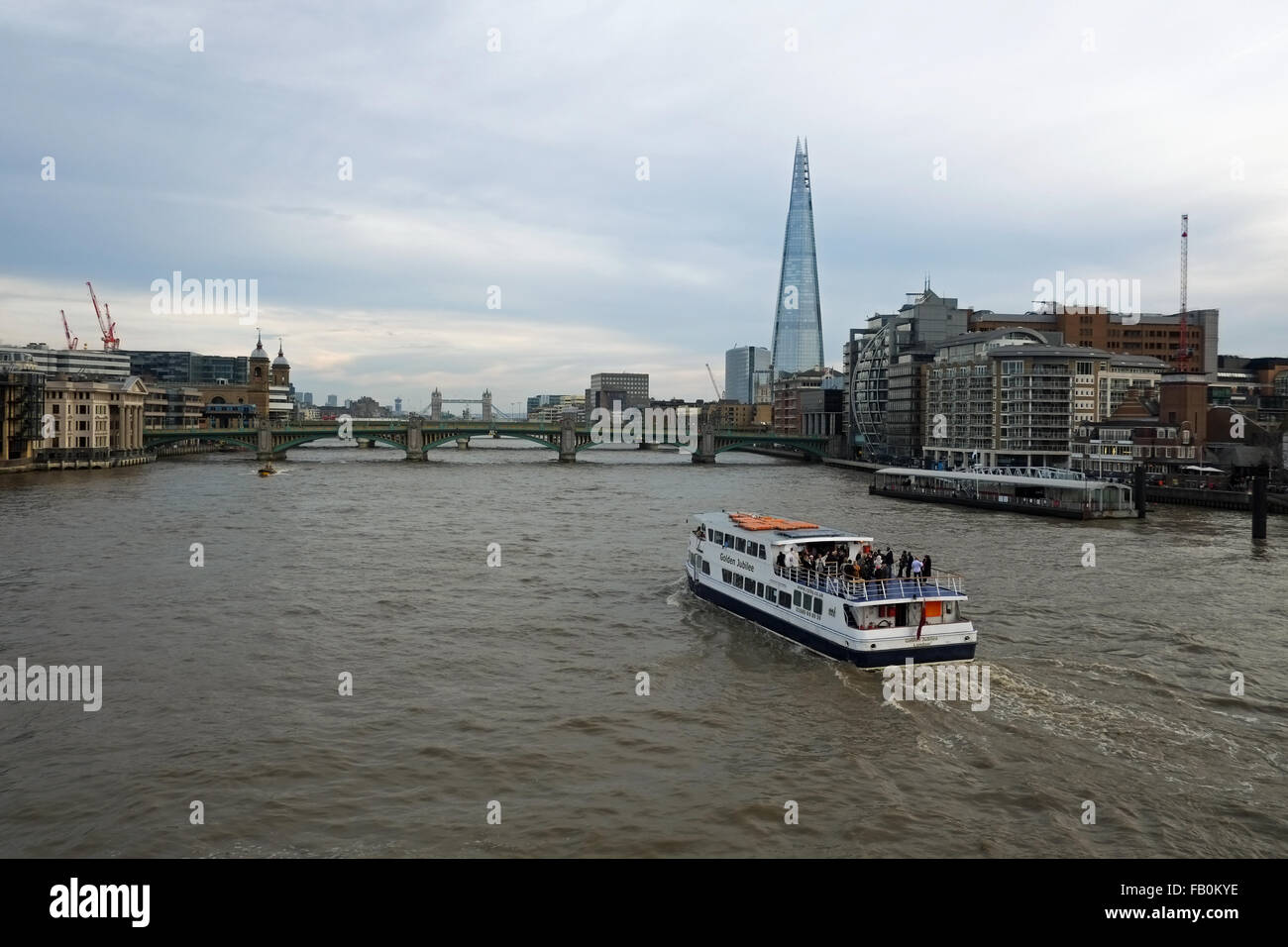 City River bateau de croisière sur la Tamise, avec des bâtiments de la Ville London United Kingdom Banque D'Images