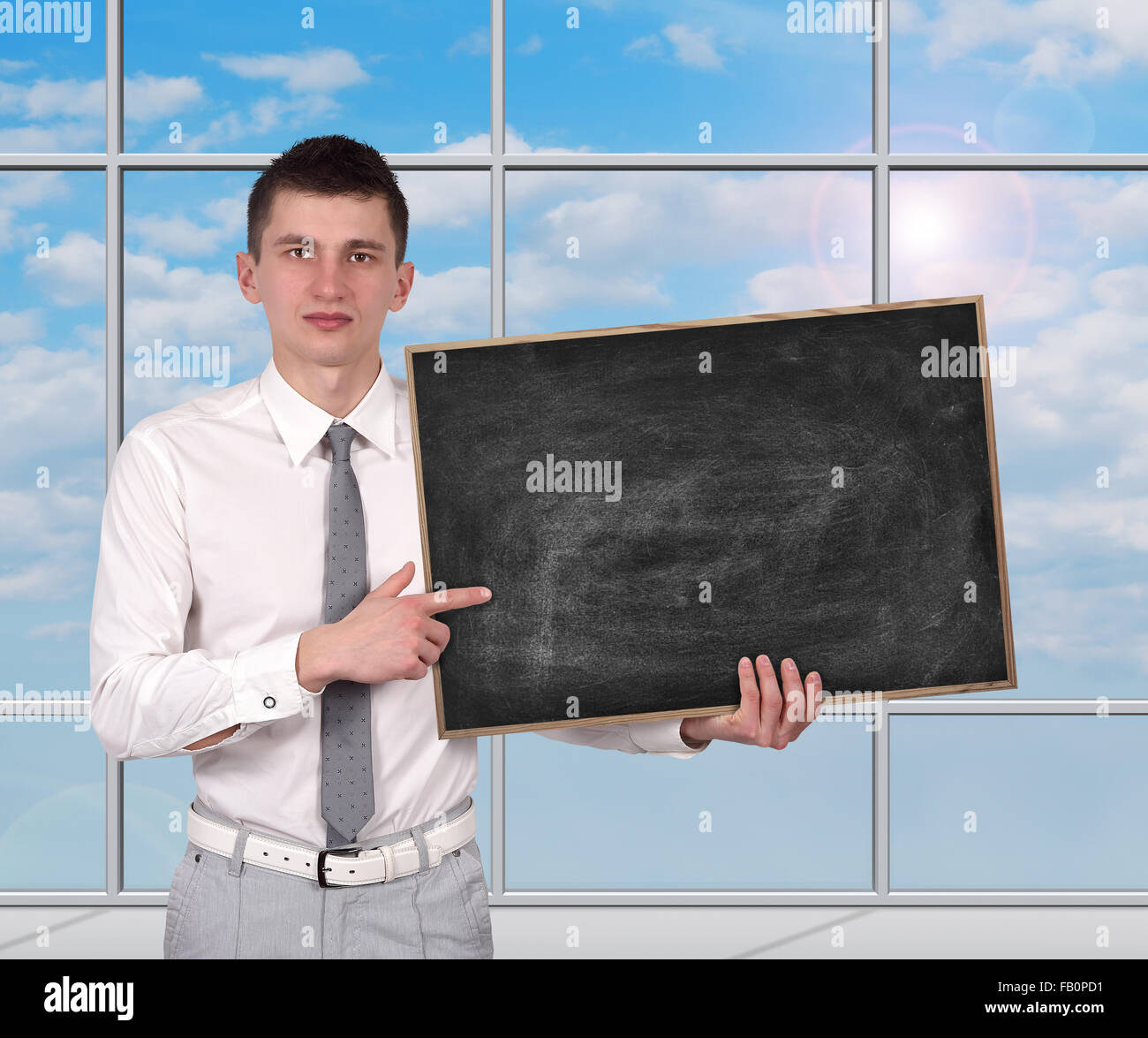 Man holding blank chalk board Banque D'Images