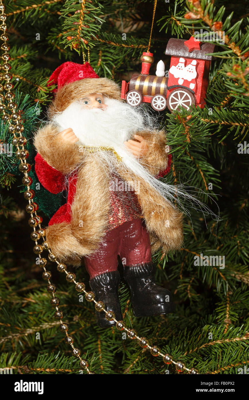 Sapin de Noël traditionnel avec Santa Clause et décorations de Noël suspendues en bois Banque D'Images