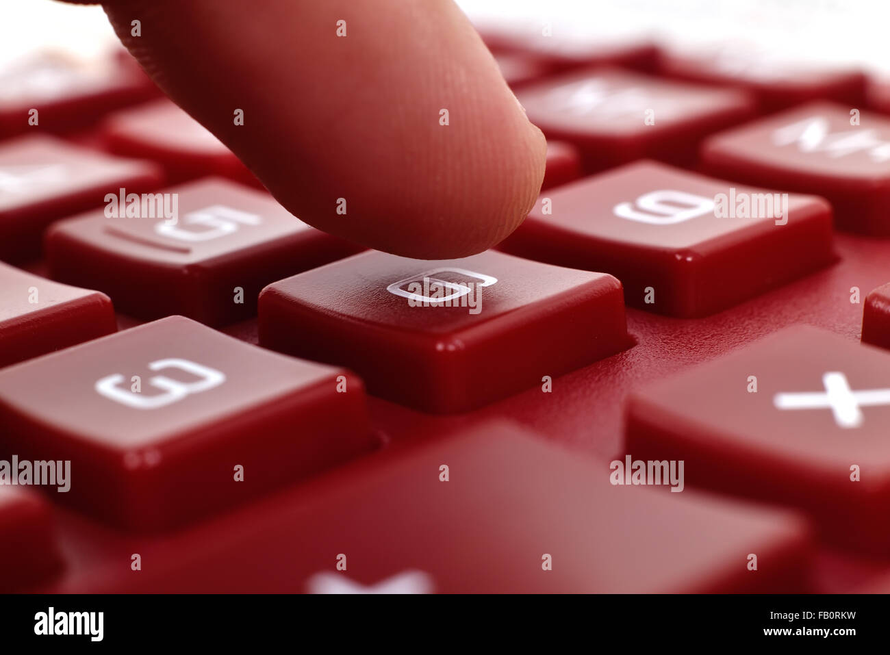 Fabricants pusing boutons de la calculatrice, très close up Banque D'Images