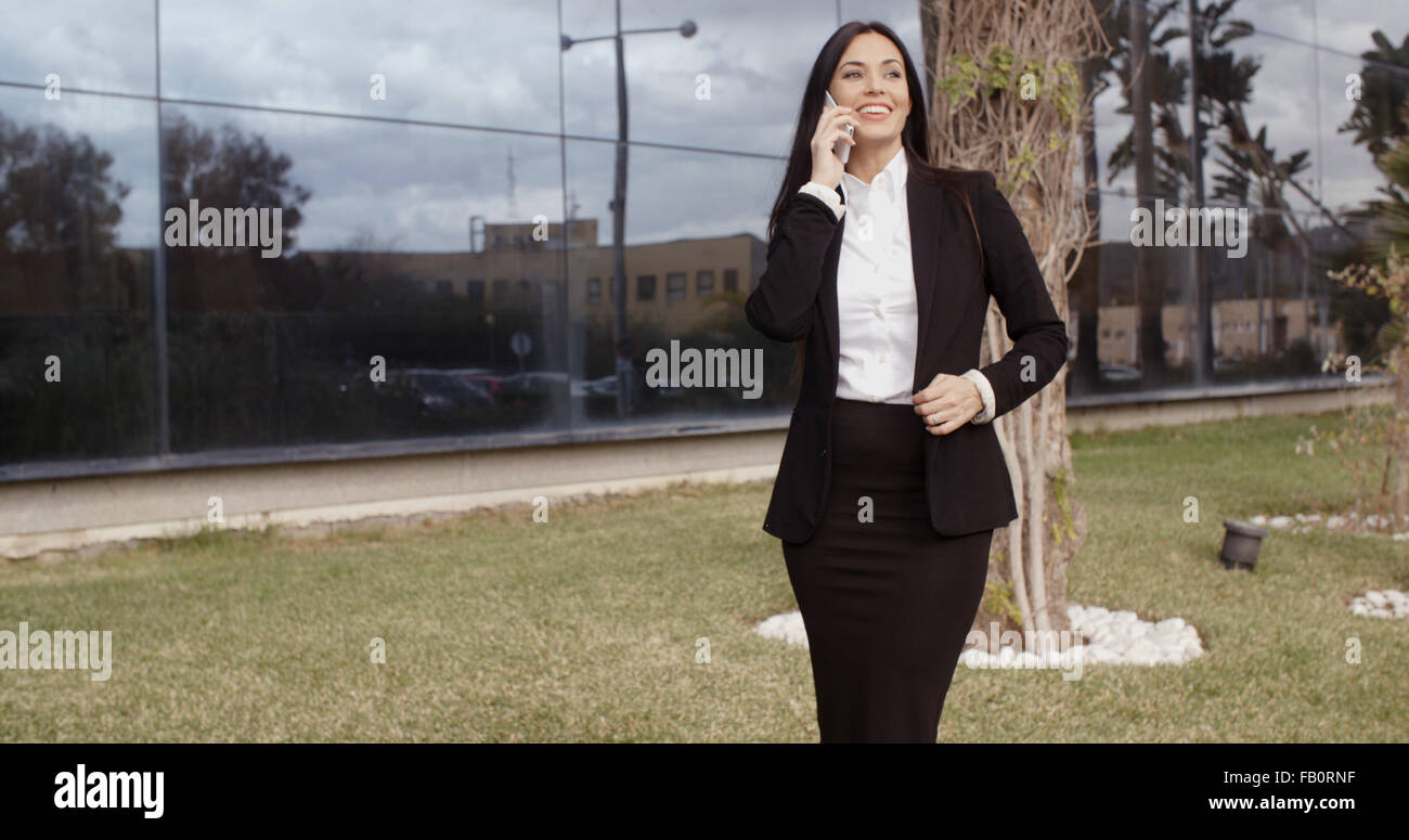 Femme élégante sur son mobile Banque D'Images