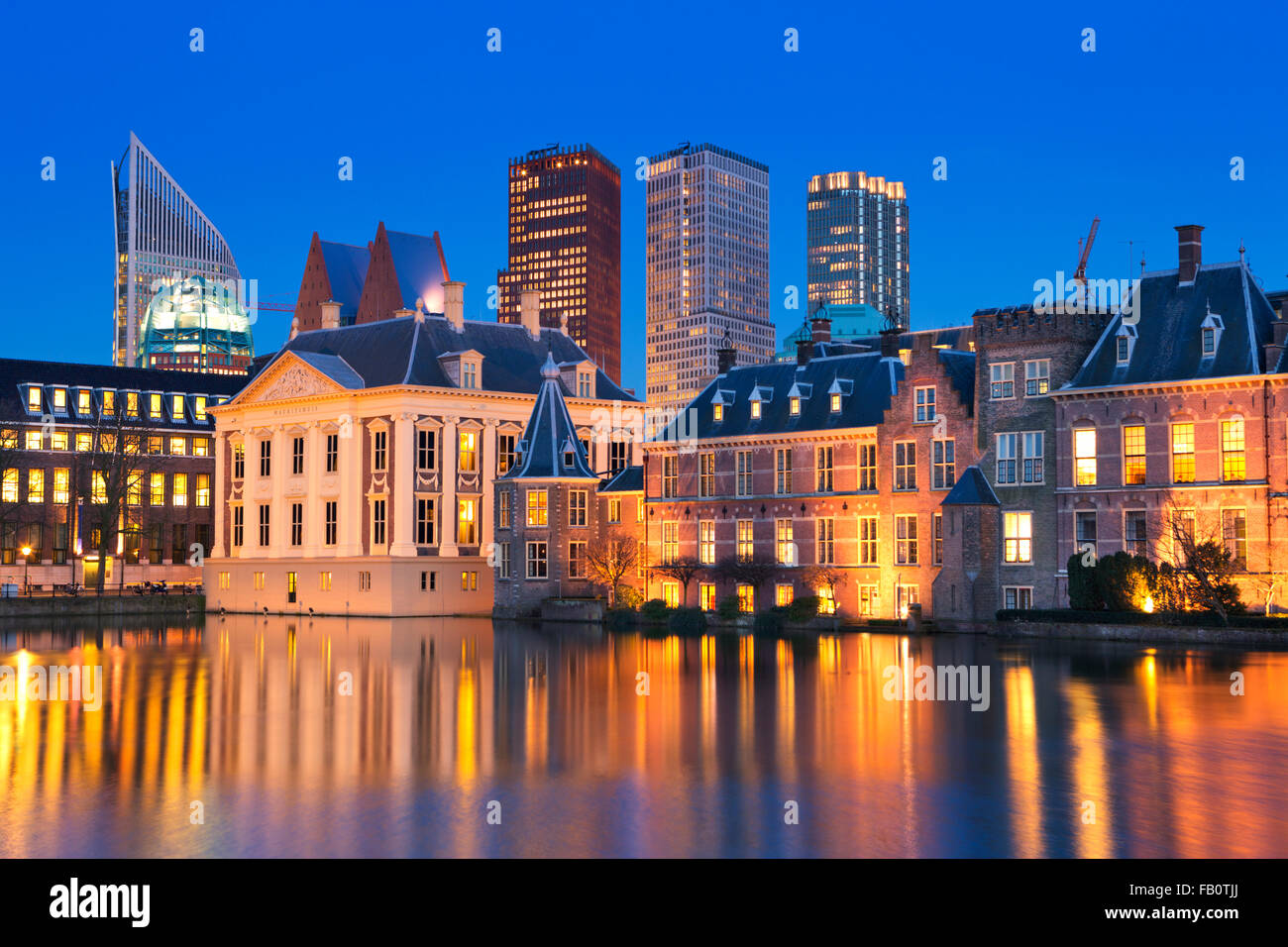 Les édifices du Parlement néerlandais au Binnenhof de tout le Hofvijver pond à La Haye, Pays-Bas la nuit. Banque D'Images