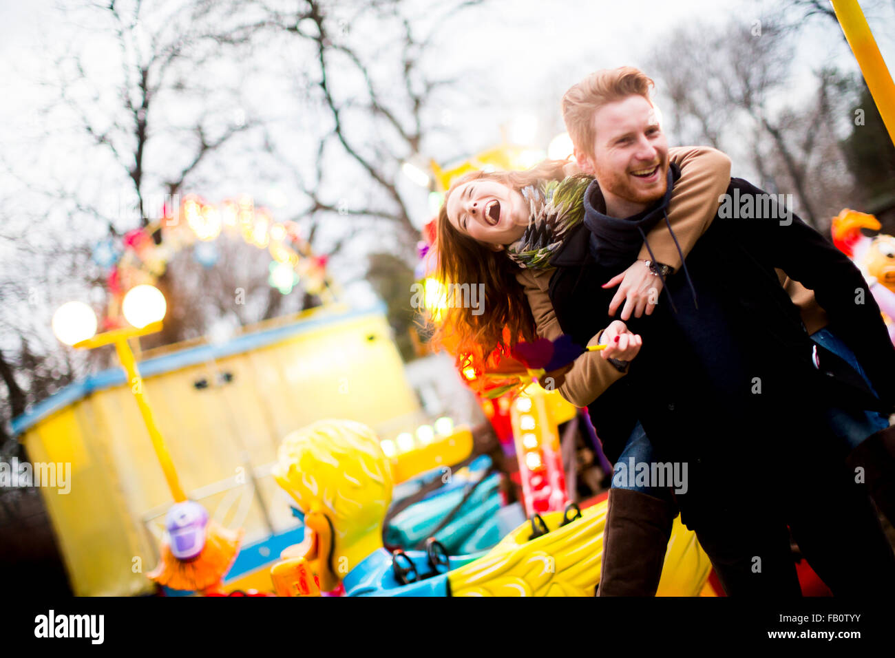 Jeune couple dans le parc d'attractions Banque D'Images