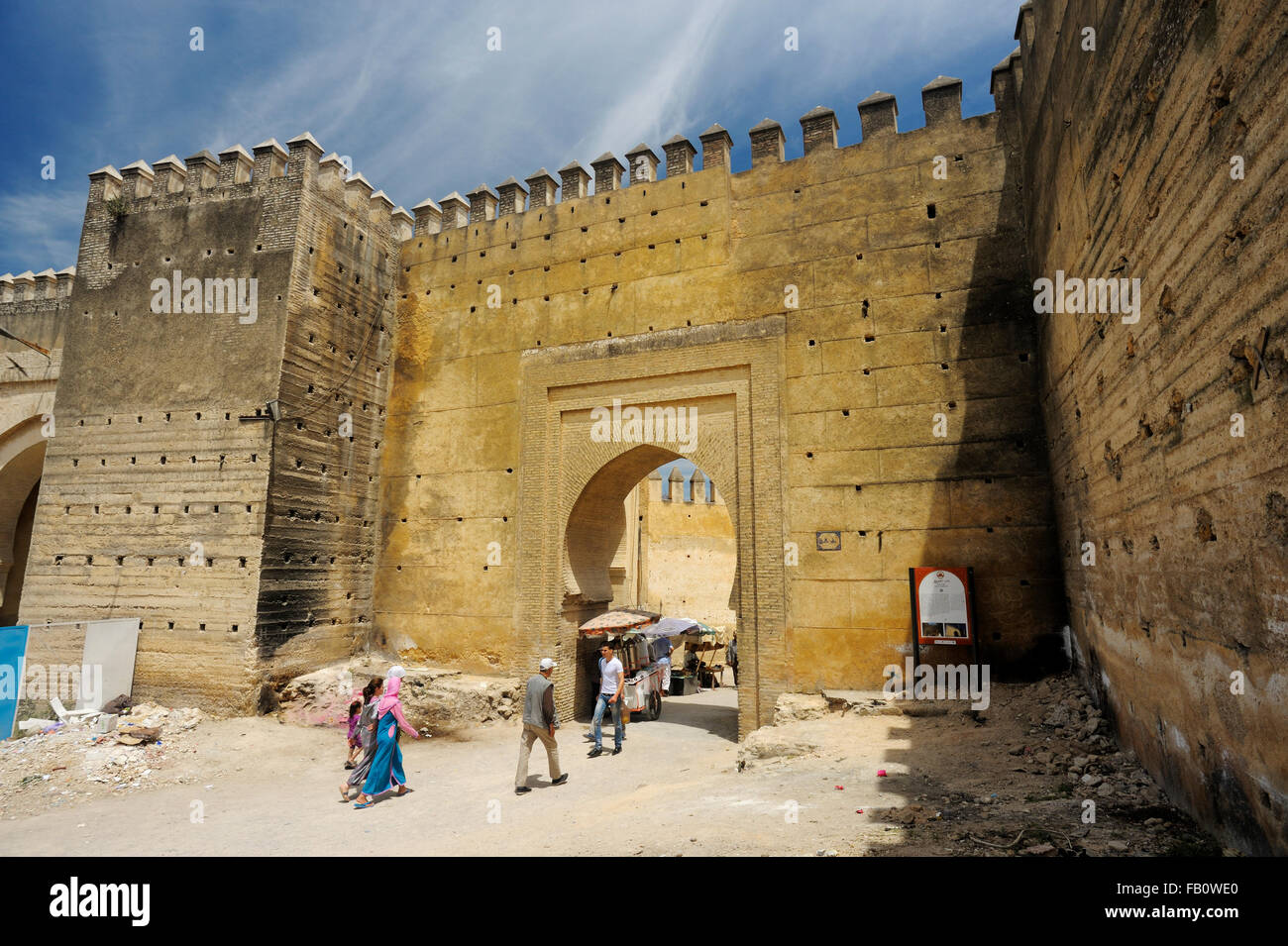 Bab el Mahrouq : Anciennement connu sous le nom de Bab Charia (loi islamique)... Il a été construit par al-Mohad Nassir al-Qaliph en 1204 lors de la reconstruction de la médina les murs, qui ont été en partie détruite par son grand-père, Qaliph Abdelmoumen. Cette porte, d'une ampleur monumentale, est presque rectangulaire avec une forme angulaire, comme ses homologues almohade. Une voûte hémisphérique, construit avec des briques traditionnelles, marque l'intérieur de la porte. Comme pour les murs de ses façades extérieures, y compris ceux de sa tour (borj), près de 12 mètres de haut sont faites de brique de boue et couronnée de mâchicoulis. L'entrée est equi Banque D'Images
