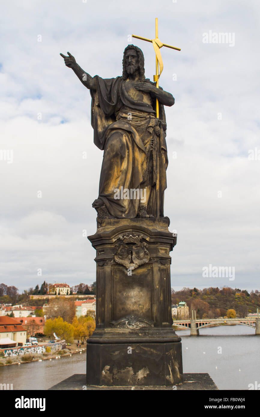 Statue de Saint Jean Baptiste sur le pont Charles à Prague, République Tchèque Banque D'Images