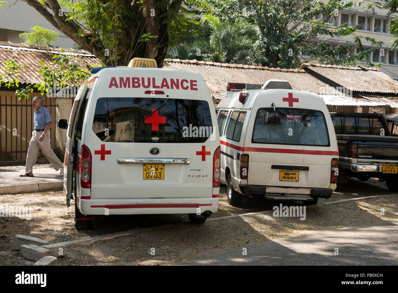 Un équipage d'ambulance se détendant dans leur ambulance garée à proximité des principaux hôpitaux de Colombo autour de Perera Mawatha est-ouest Banque D'Images