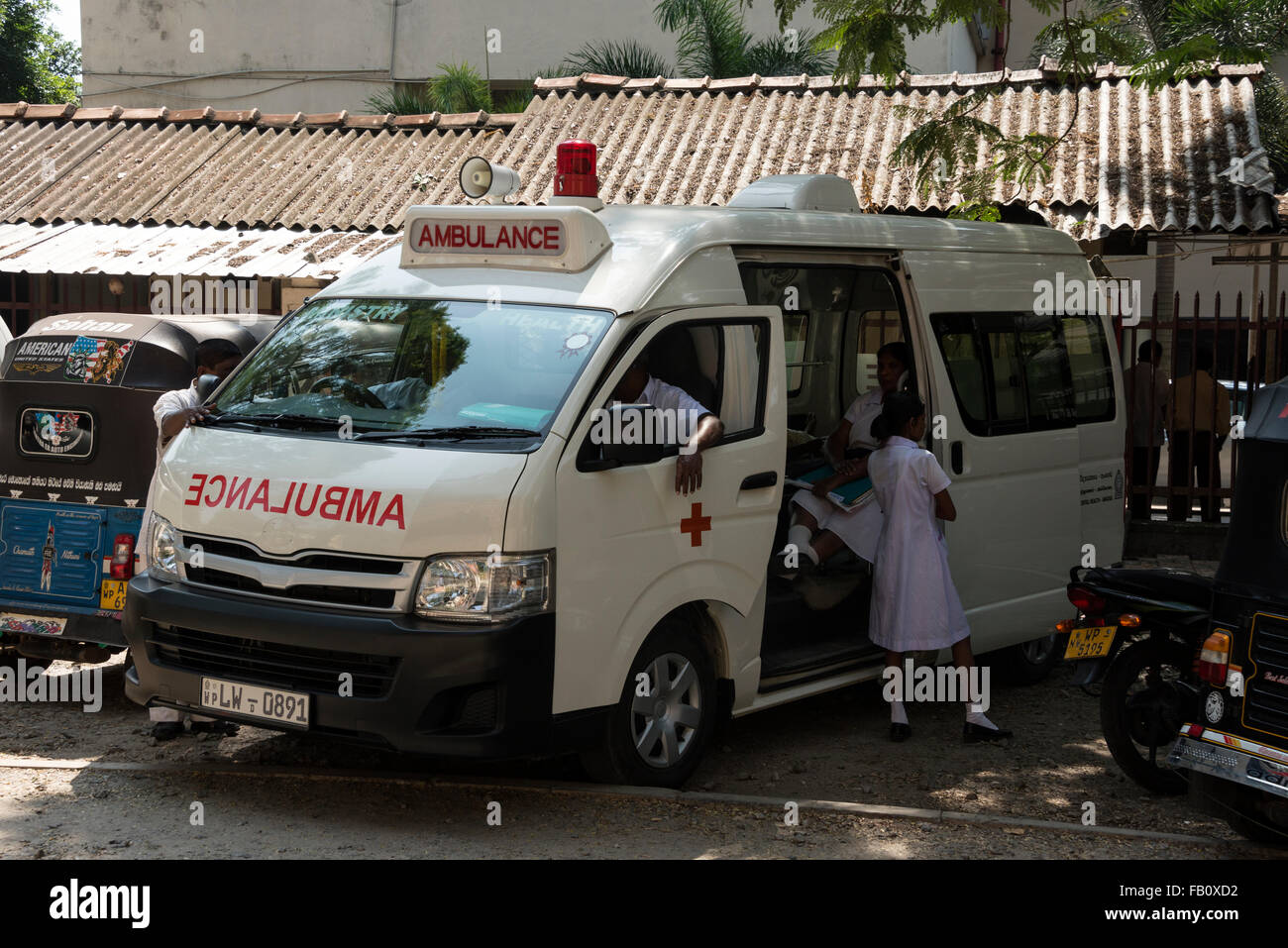 Un équipage d'ambulance se détendant dans leur ambulance garée à proximité des principaux hôpitaux de Colombo autour de Perera Mawatha est-ouest Banque D'Images
