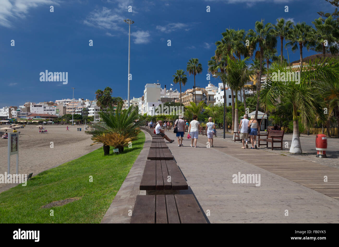 Se promener le long de la promenade de Los Cristianos à Tenerife. Banque D'Images